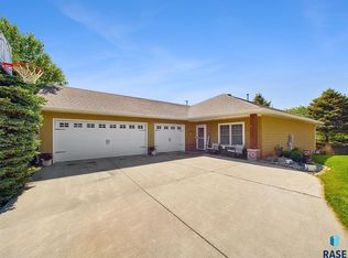 1021 Clubhouse Ct, Dell Rapids, SD 57022