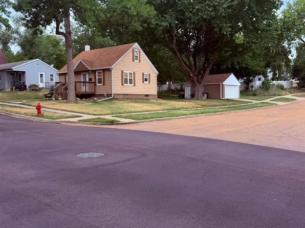 212 E 8th St, Dell Rapids, SD 57022