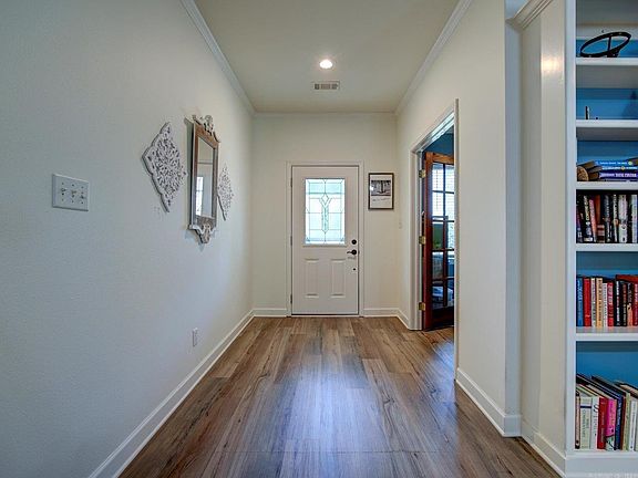 4th image of 323 Yorkshire Dr