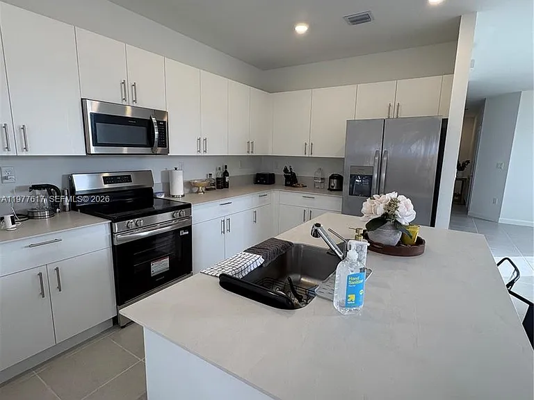 2409 SE 28th St #2409 — Photo 4
