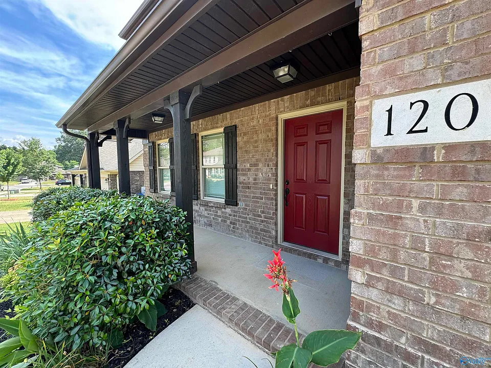 120 Meadowglade Ln