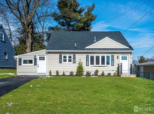 35 Kendall Dr, Parlin, NJ 08859