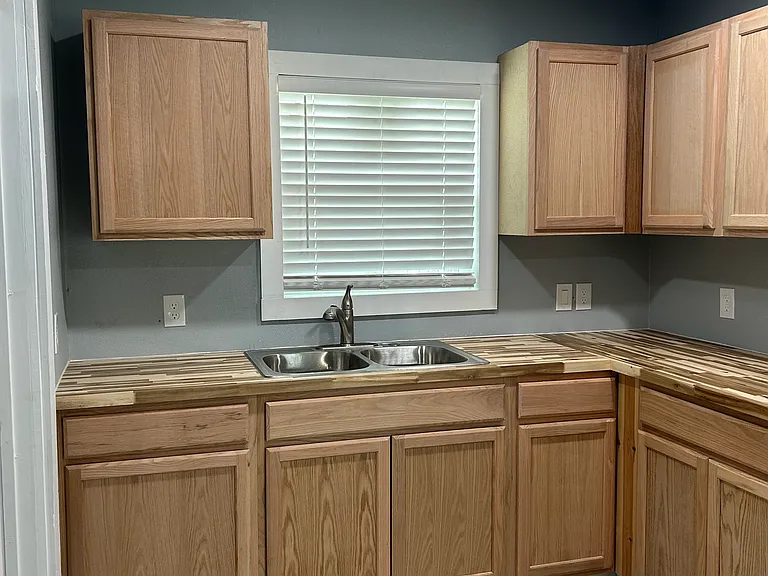 1019 Poinsettia — Photo 11