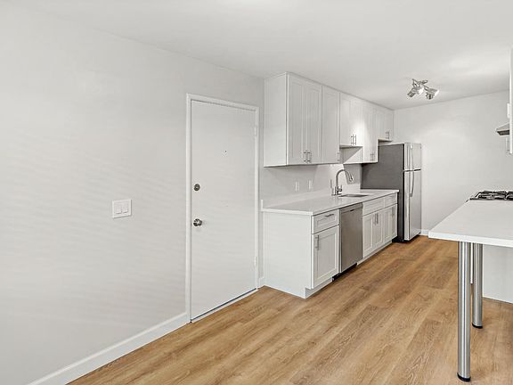 5th image of 1910 Davis St APT 1