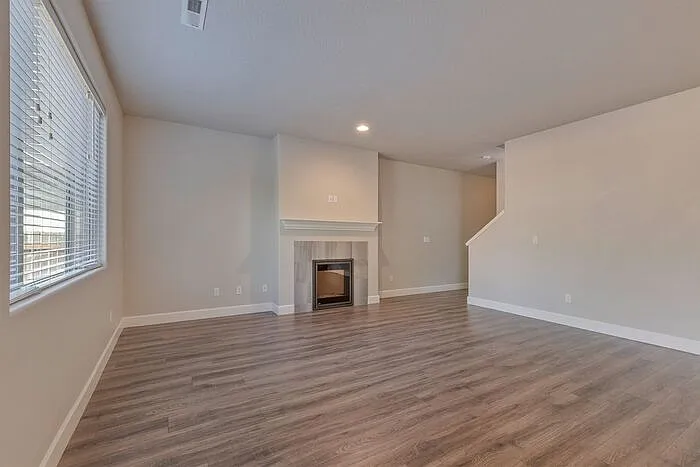 3 bed, 2.5 bath, 1604 sqft, $2,500 — Photo 4
