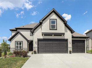 7335 NW Clore Dr, Parkville, MO 64152