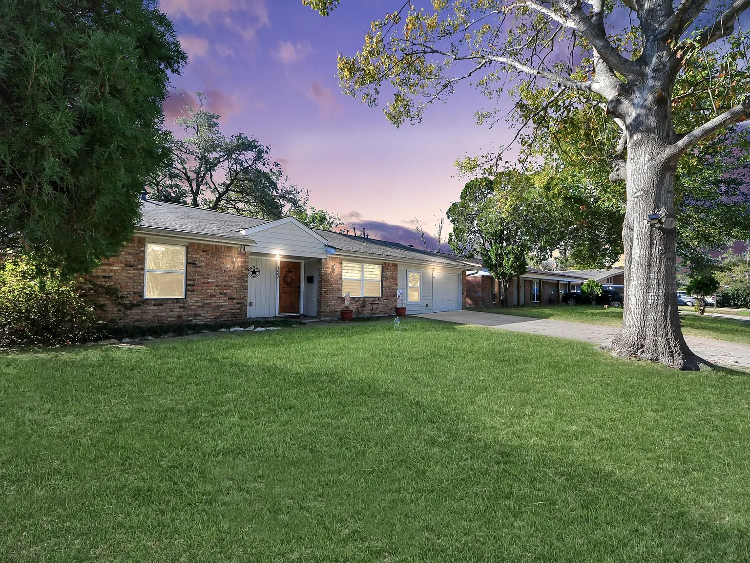 4 bed, 2.0 bath, 1750 sqft, $2,300 — Photo 2