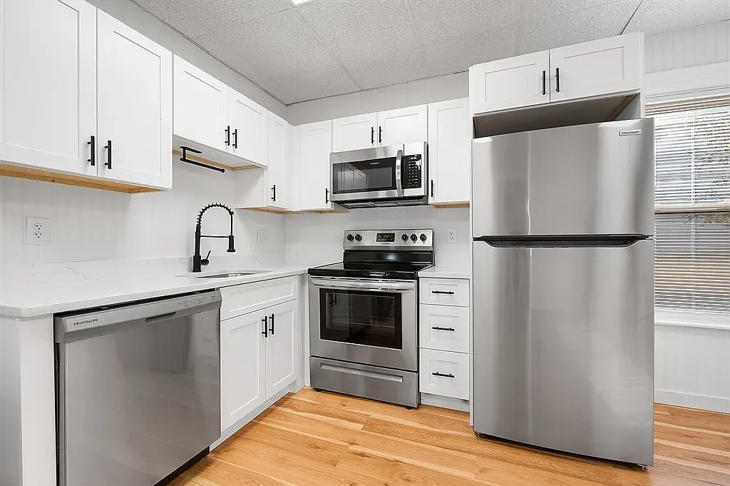 3 bed, 1200 sqft, $2,400 — Photo 2