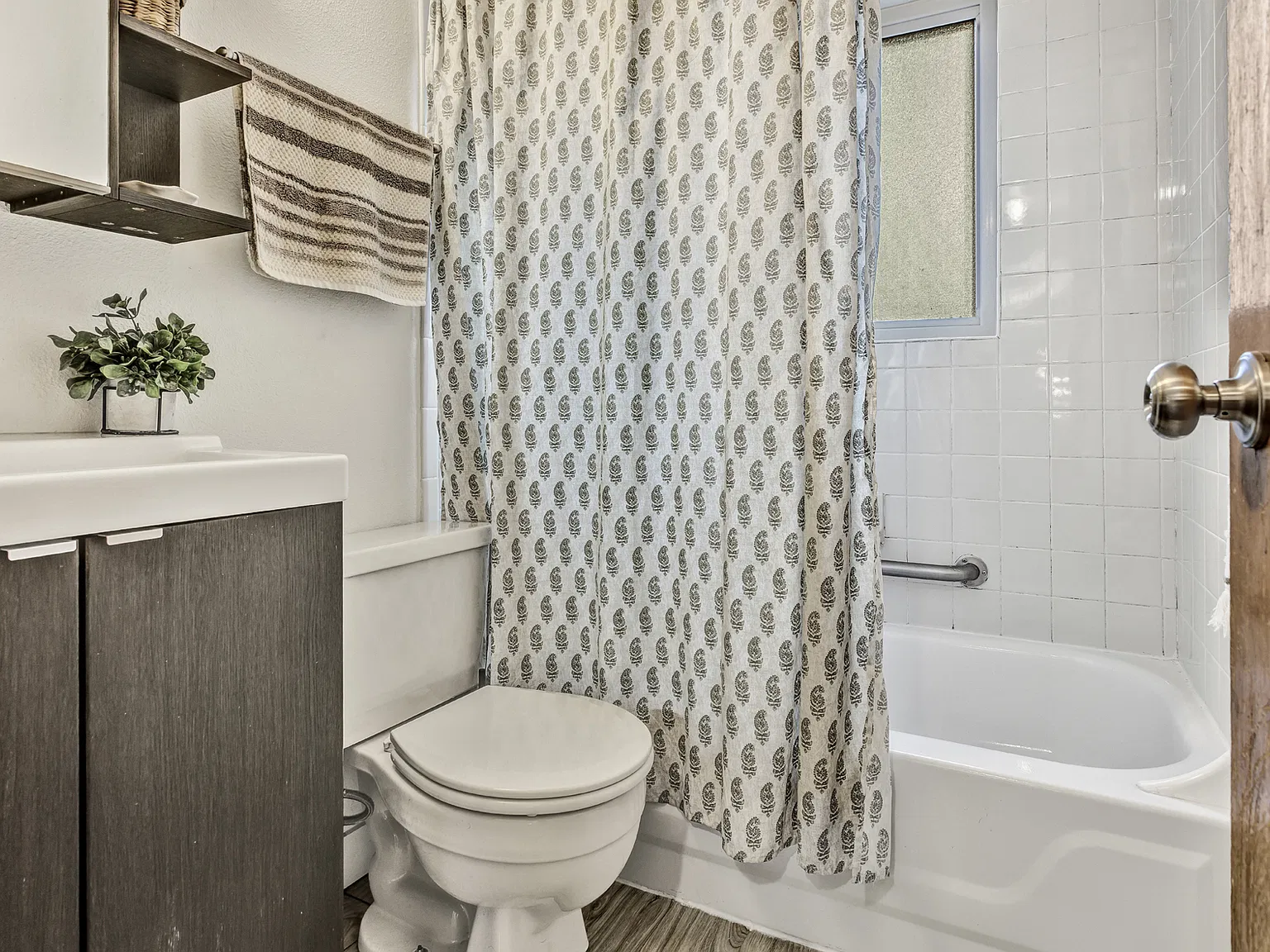2 bed, 806 sqft, $2,100 — Photo 3