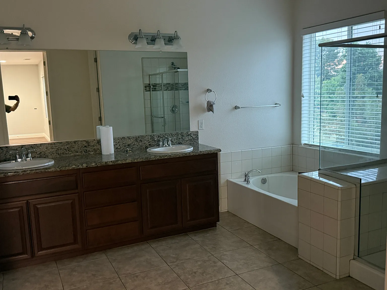 4 bed, 3.5 bath, 3301 sqft, $3,000 — Photo 3