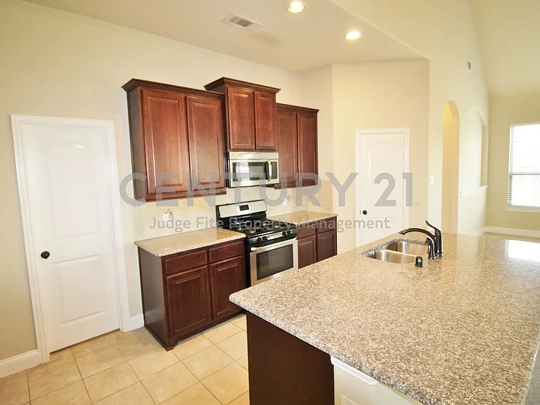 505 Clemson Ln — Photo 9