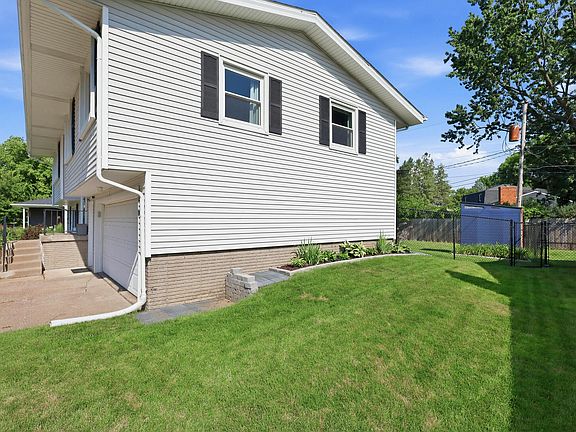 3rd image of 2212 E 31st St