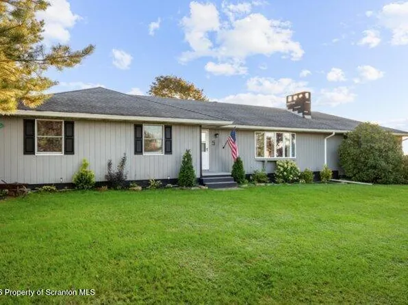 5 Country Club Rd, Jermyn, PA 18433