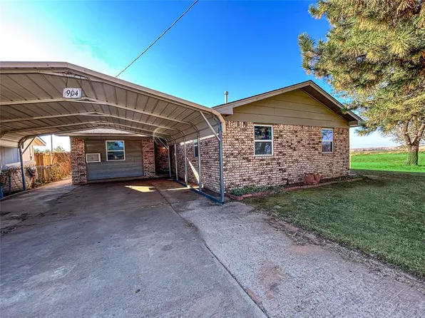 904 N 18th St, Clinton, OK 73601