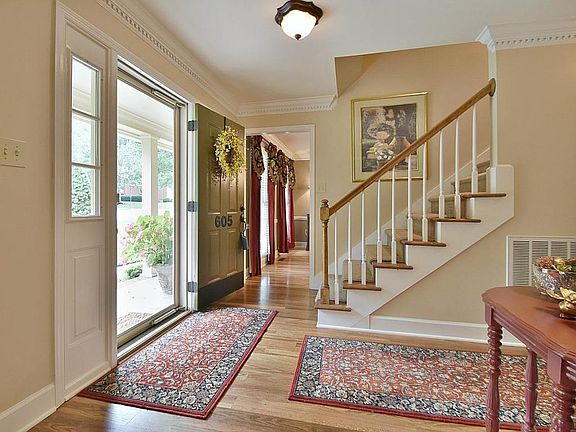 3rd image of 605 Braddocks Blvd