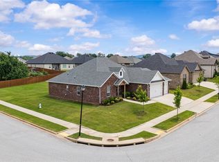 640 N Sabine Pass Rd, Fayetteville, AR 72704