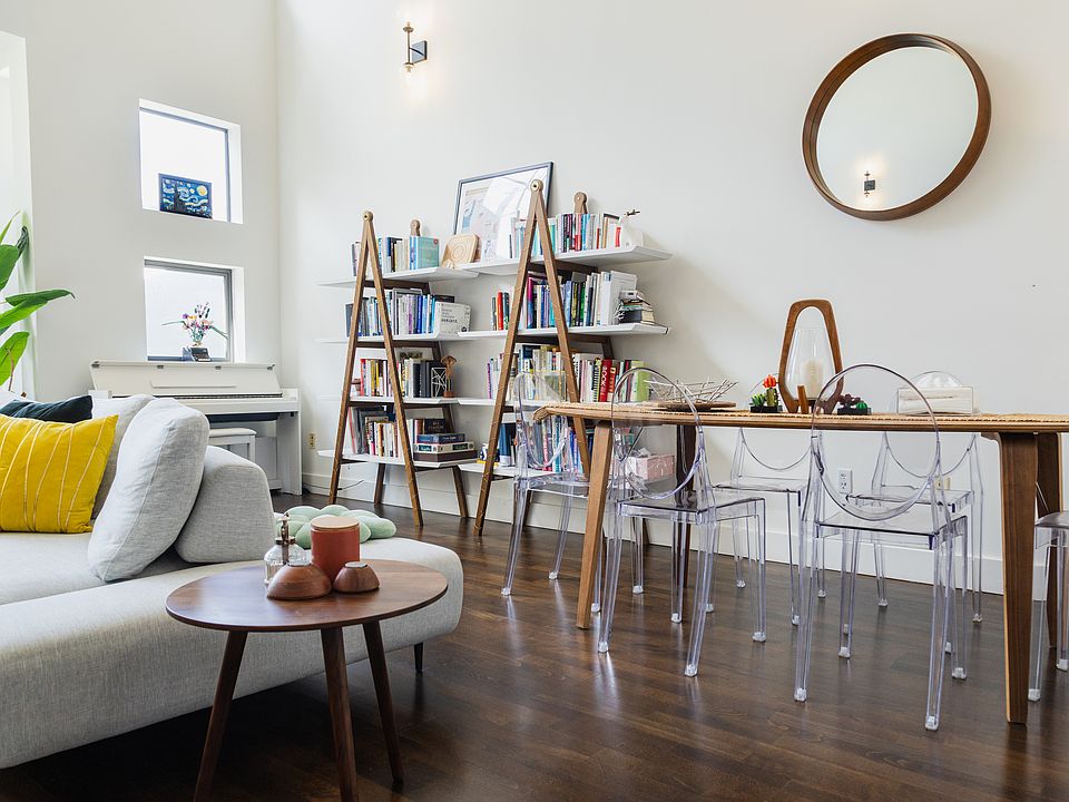 Main Level / 2nd Floor: Living room
