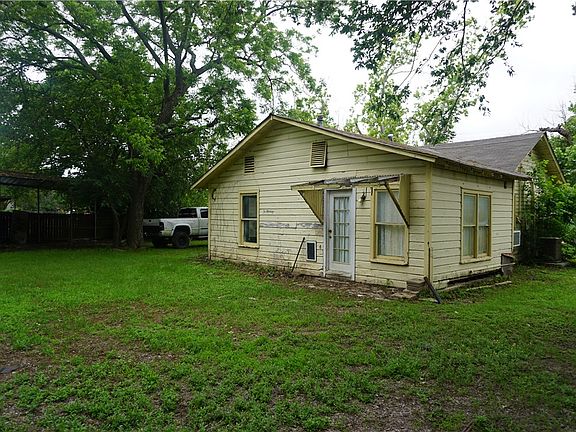 3rd image of 403 S Easterwood St
