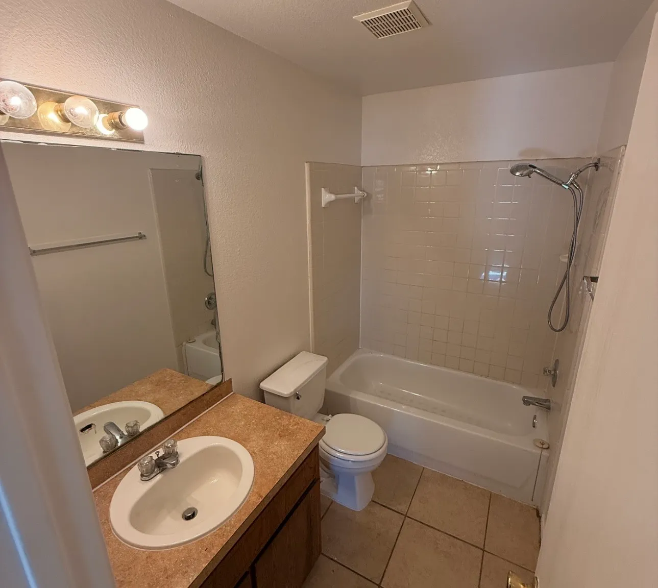 3 bed, 1200 sqft, $1,000 — Photo 2