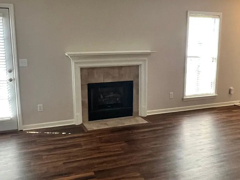 1124 Stafford Dr — Photo 2