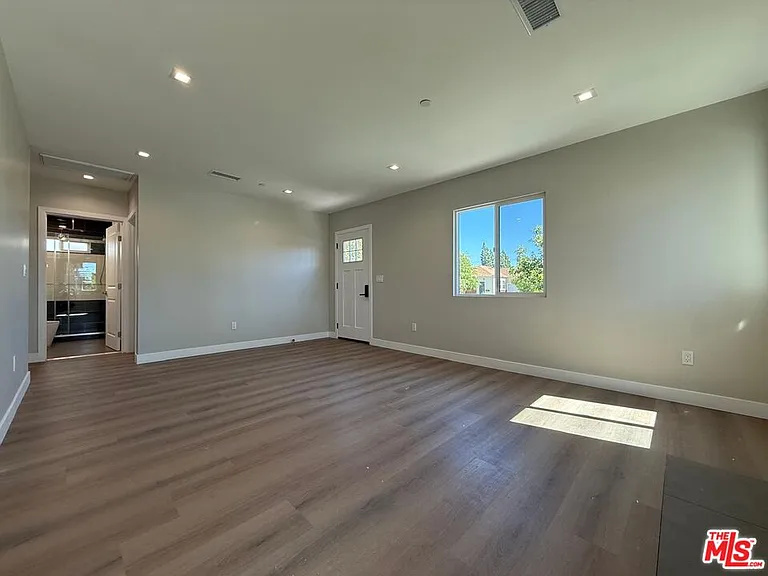 6403 Gentry Ave — Photo 3