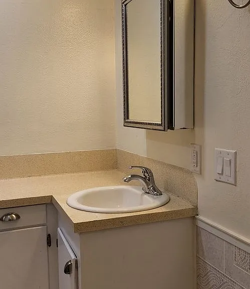 2601 Greenwood St — Photo 36