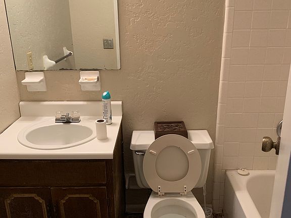 Shared Bathroom/hallway