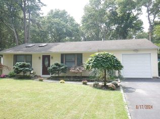 20 Shady Ln, Coram, NY 11727