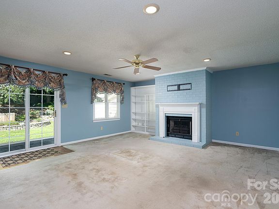 3rd image of 566 Camrose Cir NE
