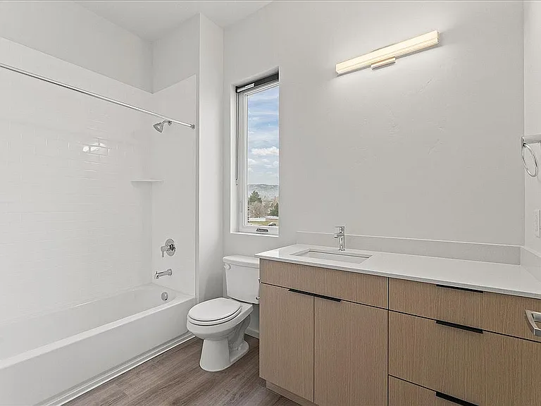 2x2 Corner West Views Bathroom