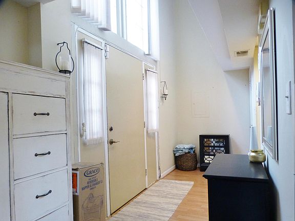 Bright Entryway w/ Coat Closet!