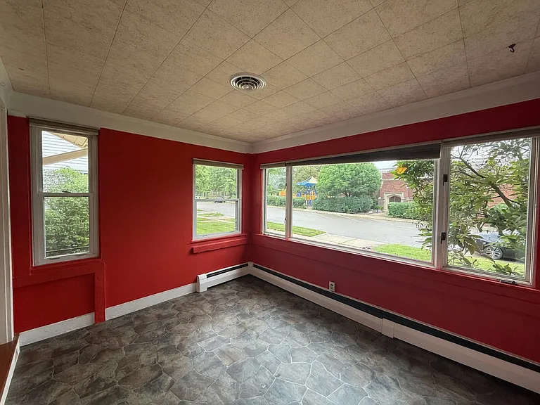 56 Telford Ave — Photo 2