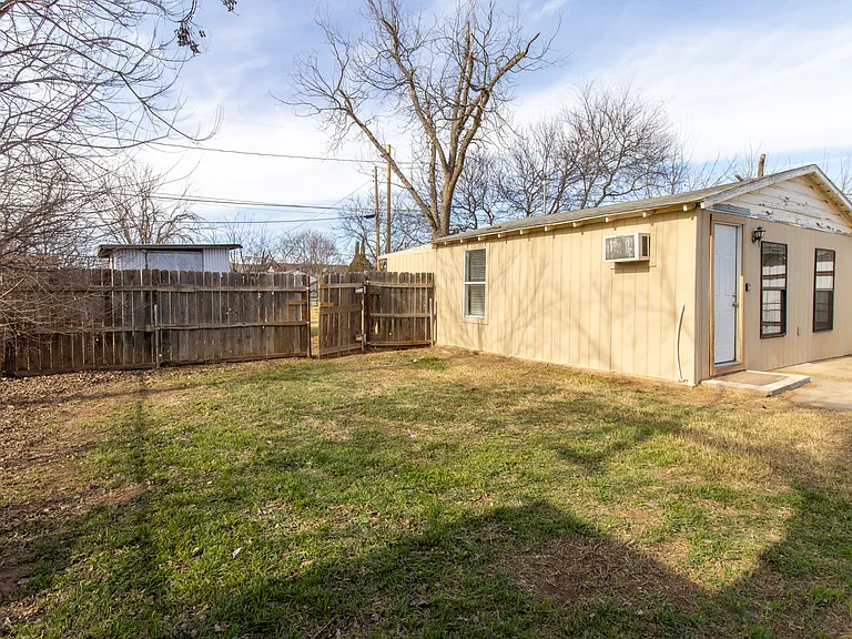 2202 Monroe St — Photo 15
