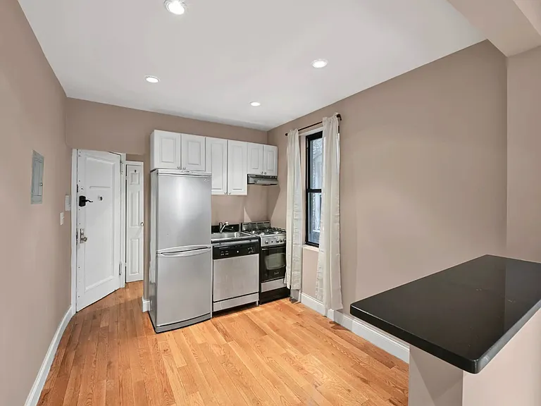 715 E 5th St #3-B — Photo 4