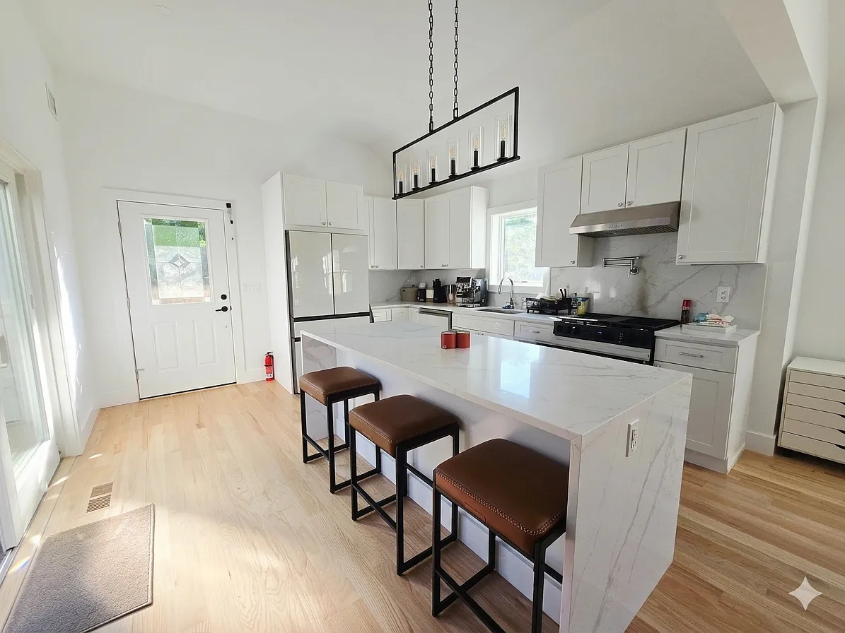 4 bedroom, 5 bathroom, salt water heated pool — Photo 4