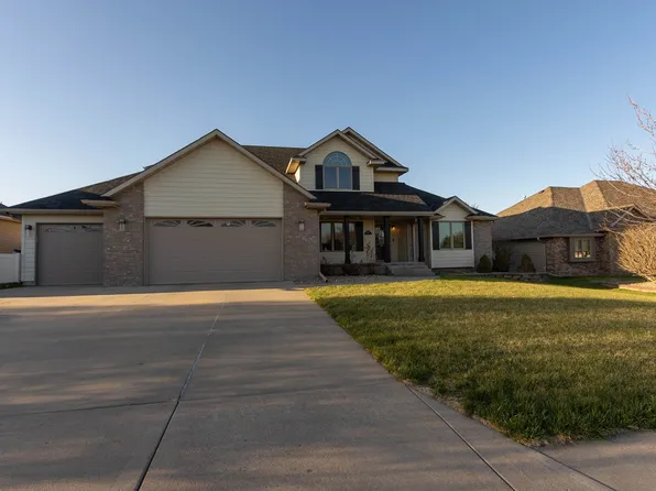 606 Leisure Ln, Hastings, NE 68901