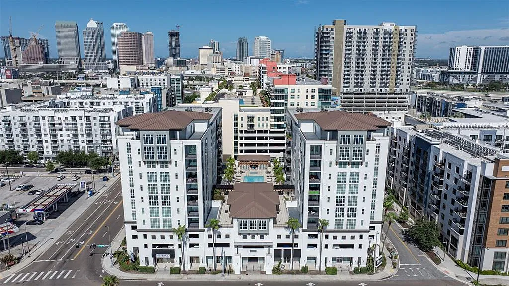 2 bed, 2.0 bath, 1749 sqft, $3,900 — Photo 2