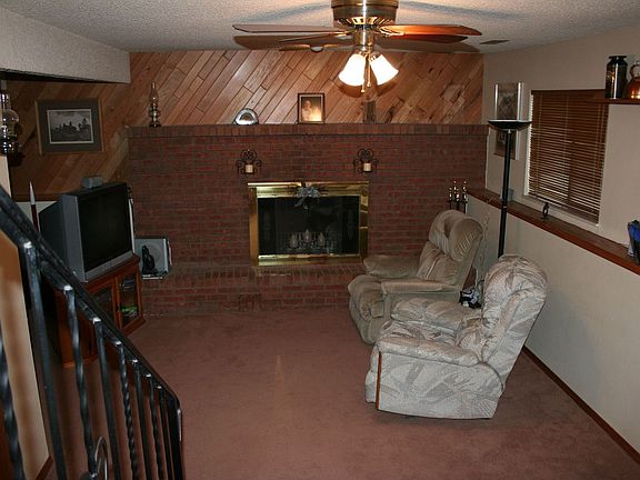 Family room w/fireplace
