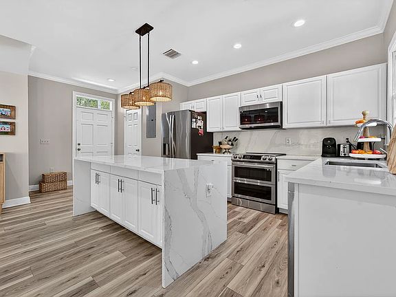 3rd image of 224 Golf Club Dr