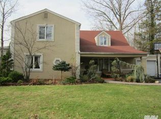 52 Plymouth Rd, Great Neck, NY 11023