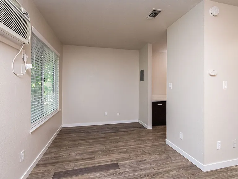 Riverbend Apartments — Photo 12