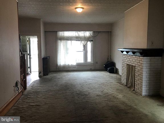 3rd image of 207 S Jardin St