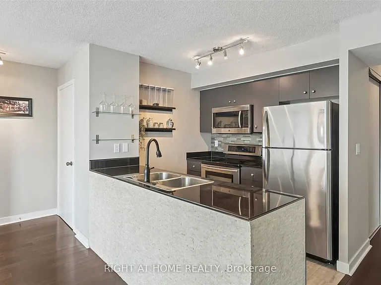 381 Front St W #2911 — Photo 3