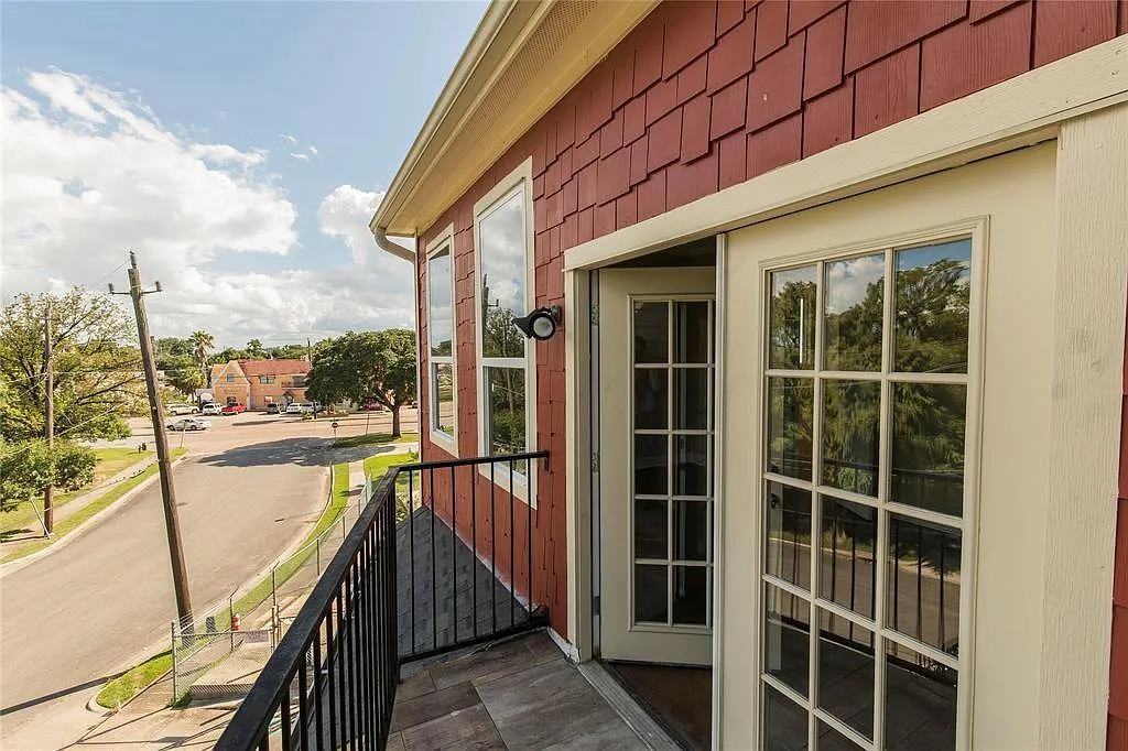 Photo 2 of 14 - 1424 Eddington St - Houston, TX Building Photo - 1424 Eddington St