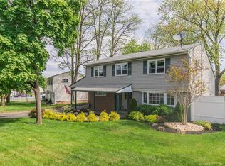 8 Sycamore Dr, Old Bridge, NJ 08857