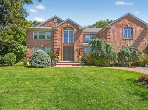 70 Keri Way, Woodbury, NY 11797