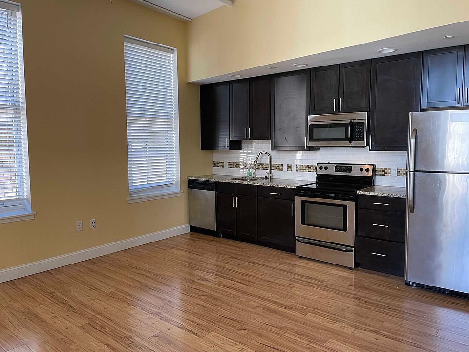 kitchen with microwave, dishwasher, stove, frigadare refrigerator