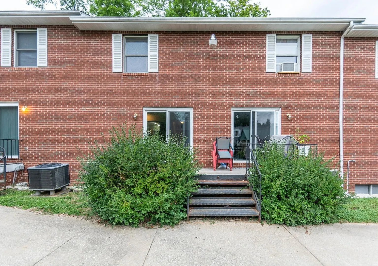 Beautiful and Spacious Townhomes near IU Campus — Photo 3