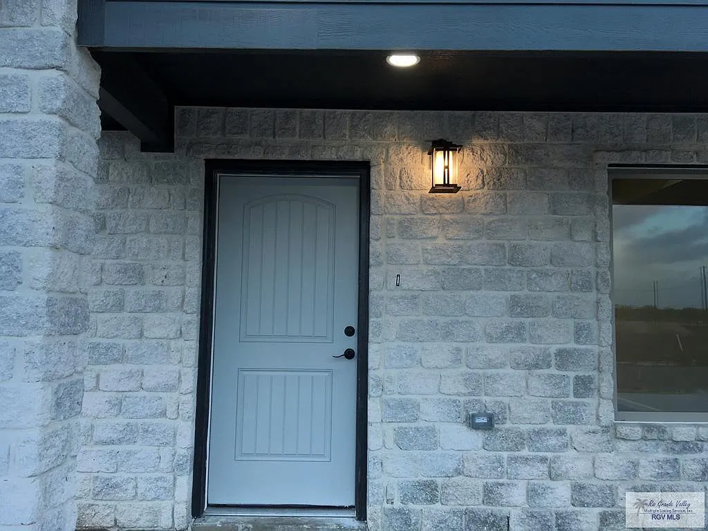 3 bed, 2.0 bath, 1347 sqft, $1,950 — Photo 2