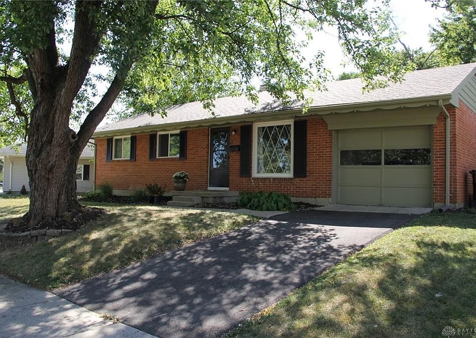 1st image of 10 Bellaire Dr